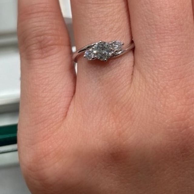 【アイプリモ(I-PRIMO)の口コミ】 一粒ダイヤではなく、三連メレダイヤで探していた私。
こちらの要望に合う…