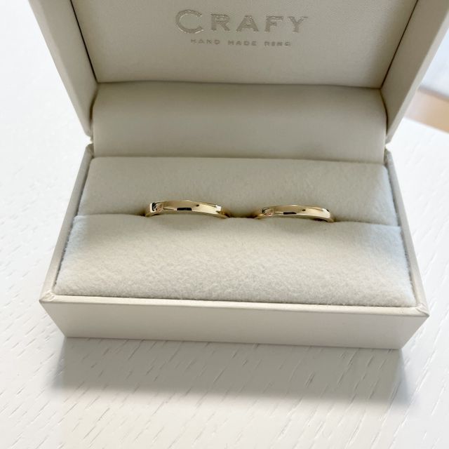 【CRAFY(クラフィ)の口コミ】 ゴールドの平打ちリングです。
特に模様などは入れずザ・シンプルな仕上が…