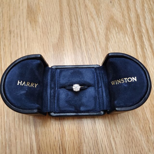 【ハリー・ウィンストン(Harry Winston)の口コミ】 婚約指輪の王道ともいえるHarry Winstonに以前から興味があったため、主人…