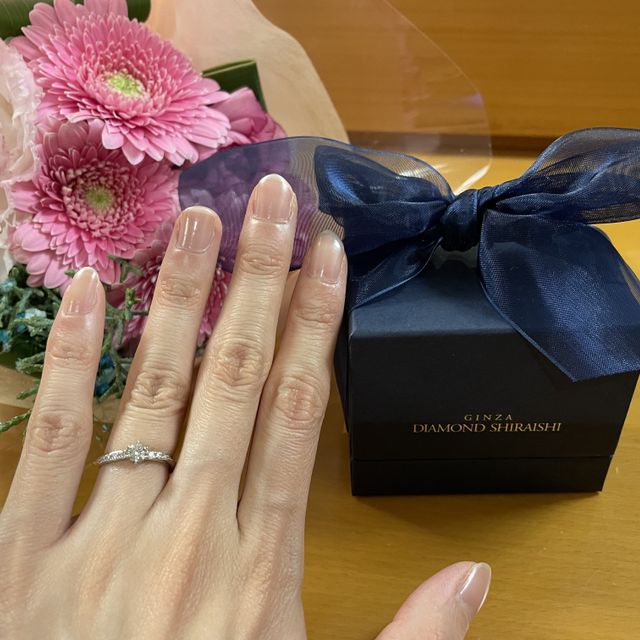 【銀座ダイヤモンドシライシの口コミ】 メインのダイヤだけでなく、その横にもダイヤがあるデザインを探して、い…