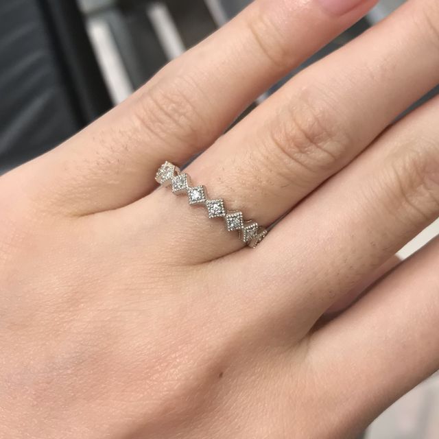 【agete(アガット)の口コミ】 アンティークなイメージの指輪です。
菱形のダイヤが連なっており、シンプ…