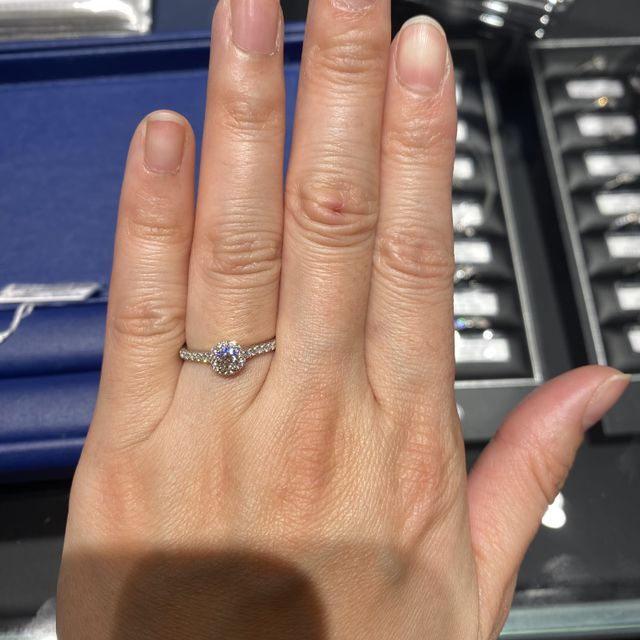 【銀座ダイヤモンドシライシの口コミ】 ブランド料が入っていないということでリーズナブルな価格帯です。ヘイロ…