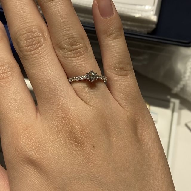 【銀座ダイヤモンドシライシの口コミ】 指輪をつけた時にきらっとしていて存在感があるものが良かったので、メル…