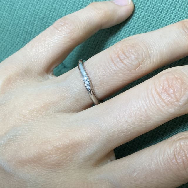 【ラザール ダイヤモンド(LAZARE DIAMOND)の口コミ】 主張しすぎない細さでありながら、ダイヤの輝きがしっかり存在感を出して…
