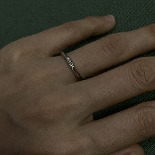 【ラザール ダイヤモンド(LAZARE DIAMOND)の口コミ】 主張しすぎない細さでありながら、ダイヤの輝きがしっかり存在感を出して…