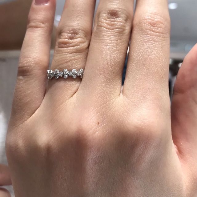 【AHKAH(アーカー)の口コミ】 お花をイメージさせるデザインでかわいいです。ダイヤモンドもきらきらと…