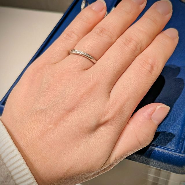 【銀座ダイヤモンドシライシの口コミ】 最初はシンプルにストレート型でと思っていたのですが、着けてみるとウェ…