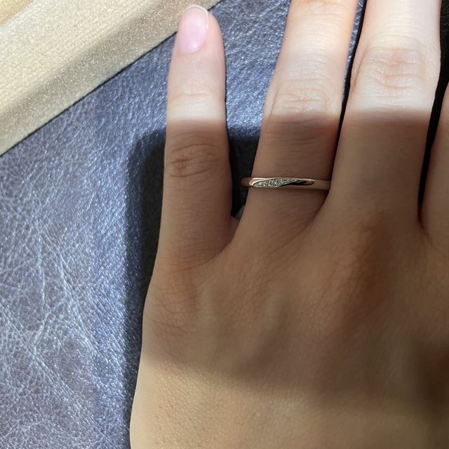 【TRECENTI(トレセンテ)の口コミ】 指輪の形はストレートなので、ずっとつけていても違和感が少なそうでよか…