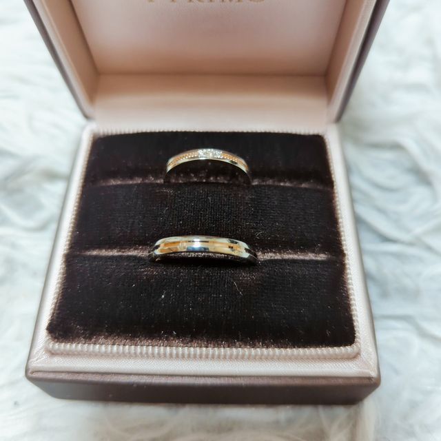 【アイプリモ(I-PRIMO)の口コミ】 ありきたりなデザインではないがシンプルな指輪にしたかったので、2色にし…