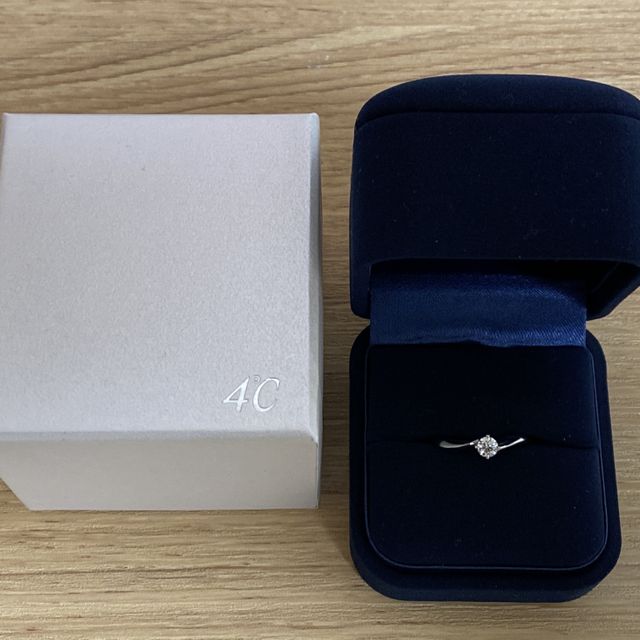 【4℃ BRIDAL(ヨンドシーブライダル)の口コミ】 リング360°のウェーブがかかっており、彼女をイメージした時、付けて…