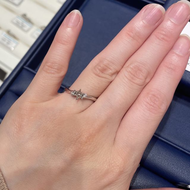 【銀座ダイヤモンドシライシの口コミ】 全体的にウェーブしていて、きれいなデザインでした。指が長くエレガント…