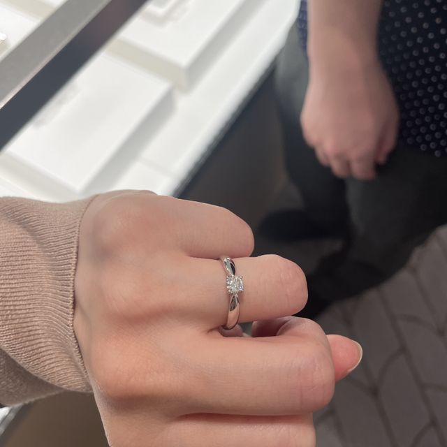 【ティファニー(Tiffany & Co.)の口コミ】 真ん中が絞ってあるたかちでした。指が少し長く見えると思います。リング…