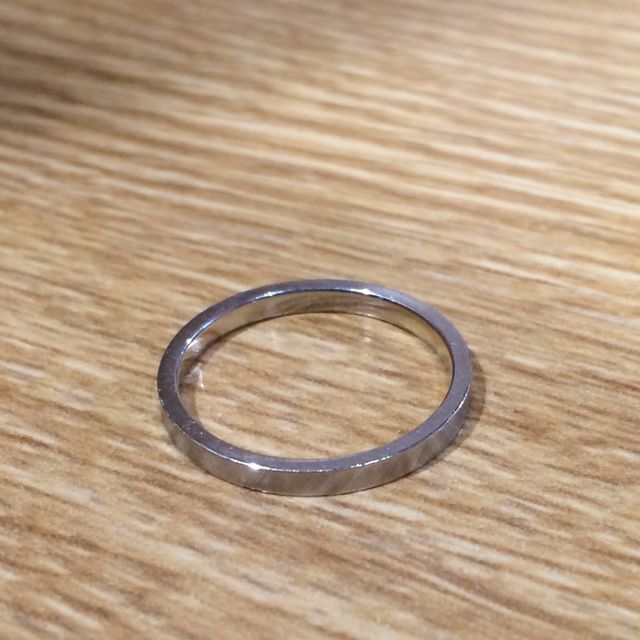 【AHKAH(アーカー)の口コミ】 夫とお互いシンプルなものが好みであったため、細身でキラキラしないデザ…