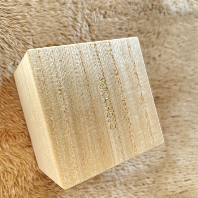 【YUKA HOJO(ユカホウジョウ)の口コミ】 シンプルなデザインで着けやすい。
指輪の下側と上側でデザインが違うので…