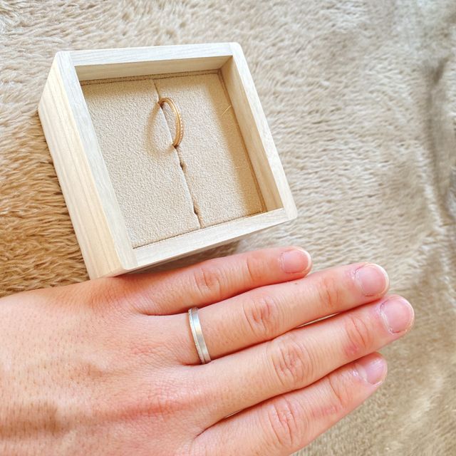 【YUKA HOJO(ユカホウジョウ)の口コミ】 シンプルなデザインで着けやすい。
指輪の下側と上側でデザインが違うので…