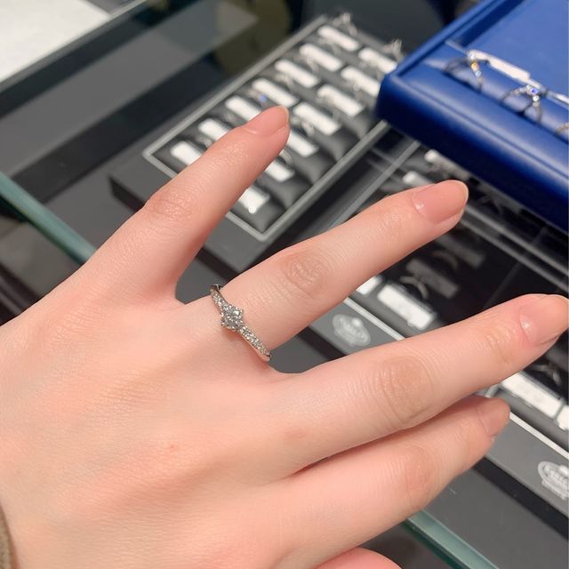 【銀座ダイヤモンドシライシの口コミ】 婚約指輪の着用頻度を高めたい理想があり、ザ婚約指輪よりもデザイン性を…