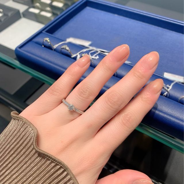 【銀座ダイヤモンドシライシの口コミ】 婚約指輪の着用頻度を高めたい理想があり、ザ婚約指輪よりもデザイン性を…