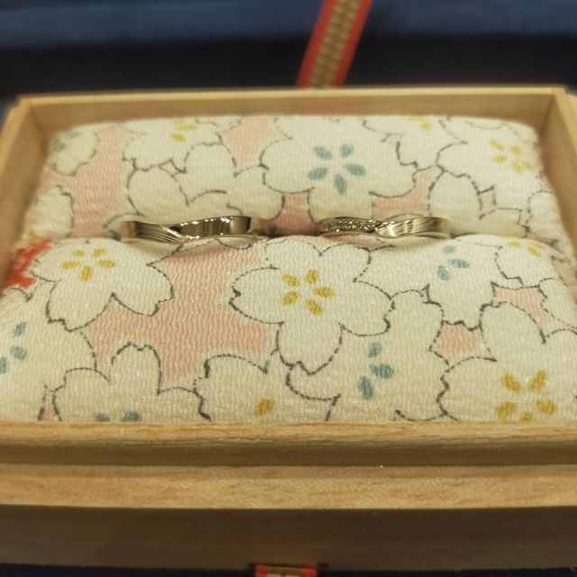 【杢目金屋(もくめがねや)の口コミ】 綺麗な木目デザインに惹かれたのと、一つの指輪をお互いでもぎって2つに分…
