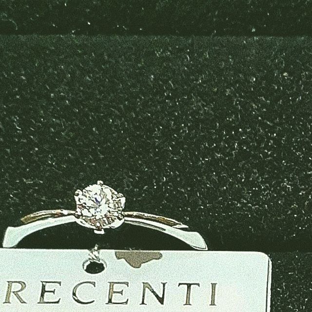 【TRECENTI(トレセンテ)の口コミ】 爪が三角で6個ついている、シンプルなデザインの婚約指輪です。
ダイヤモ…