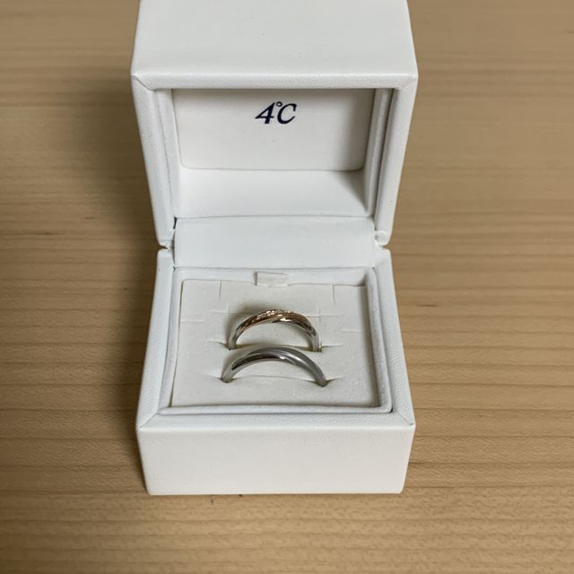 【4℃ BRIDAL(ヨンドシーブライダル)の口コミ】 4℃ブライダルの公式サイトを見て結婚指輪を探していた際に一目惚れしまし…