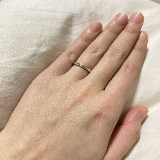 【ラザール ダイヤモンド(LAZARE DIAMOND)の口コミ】 ダイヤモンド一石のシンプルな指輪を探していました。
指の特徴に合って、…