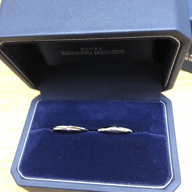 【銀座ダイヤモンドシライシの口コミ】 ストレートタイプの指輪で、小さなダイヤが流れるようについたデザインを…