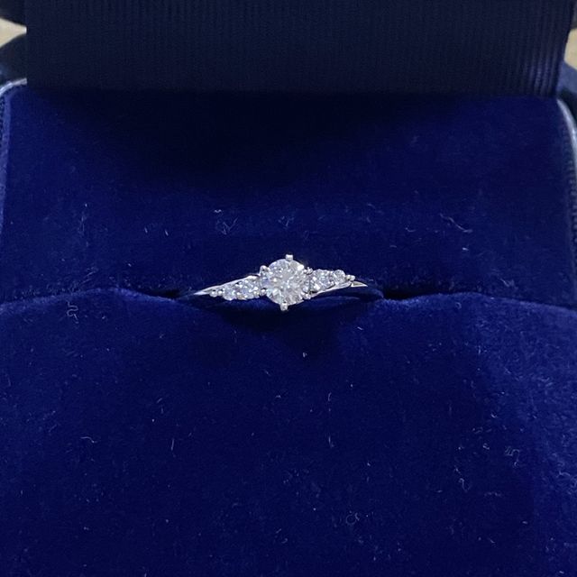 【銀座ダイヤモンドシライシの口コミ】 なめらかで女性らしいデザインであった為こちらで購入しました。また外資…