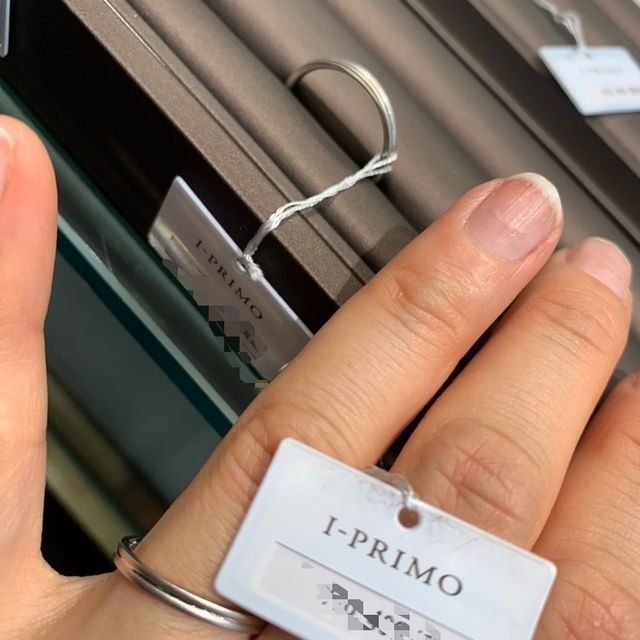 【アイプリモ(I-PRIMO)の口コミ】 指が細く見える気がします。
デザインのマットな両サイドが、真ん中の部分…