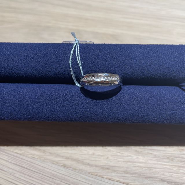 【MIORING(ミオリング)の口コミ】 色々な指輪を見て迷いましたが、澪リングの指輪は、珍しいデザインで、身…