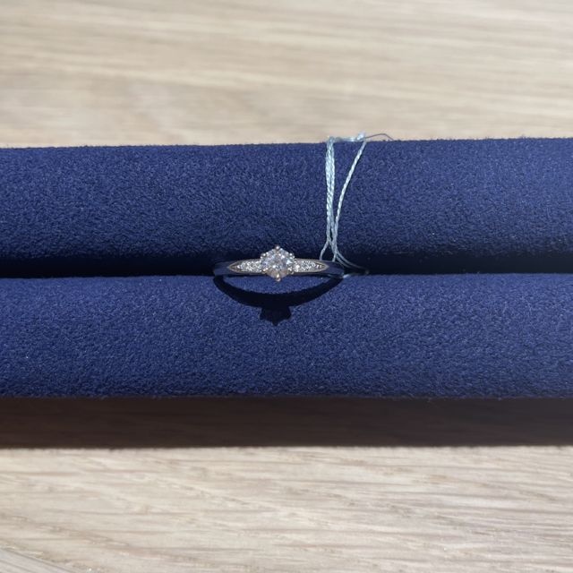 【MIORING(ミオリング)の口コミ】 色々な指輪を見て迷いましたが、澪リングの指輪は、珍しいデザインで、身…