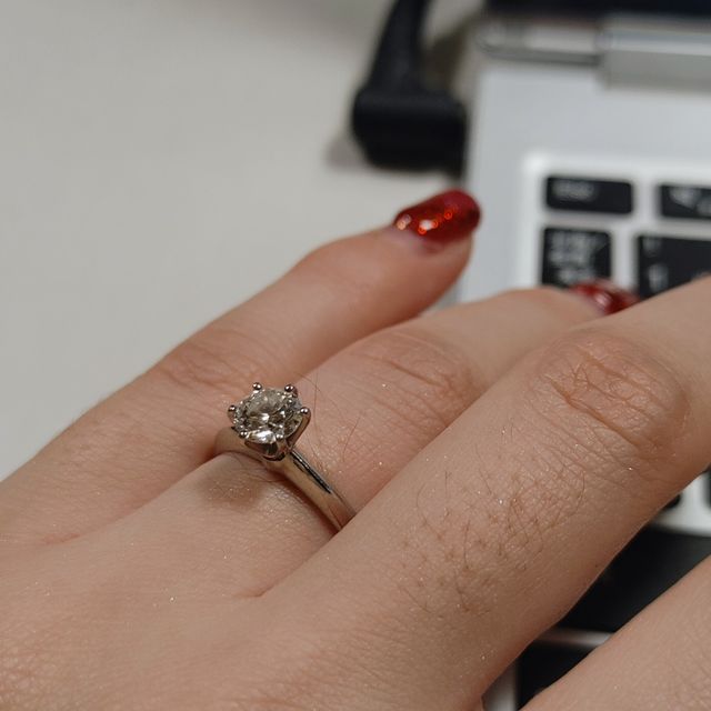 【ティファニー(Tiffany & Co.)の口コミ】 ダイヤモンド・プラチナリングの「ティファニーセッティング」です。私が…