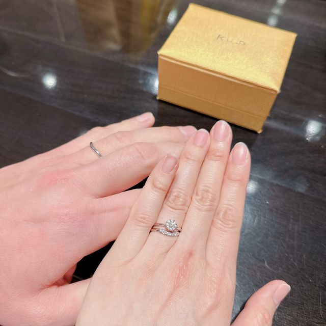 【ケイウノ ブライダル(K.UNO BRIDAL)の口コミ】 ハピネスクラウンⅲの婚約指輪に一目惚れをして、以前購入しました。結婚指…