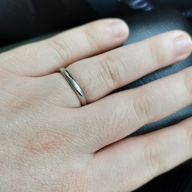 【銀座ダイヤモンドシライシの口コミ】 指輪の決め手になったのは、ウエーブの形と価格面です。何店舗かリングシ…