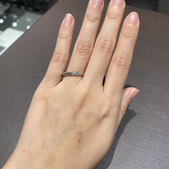 【アイプリモ(I-PRIMO)の口コミ】 ウェーブでダイヤが5石付いているデザインです。ダイヤの数を象嵌可能みた…