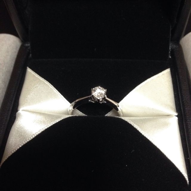 【エクセルコダイヤモンド(EXELCO DIAMOND)の口コミ】 全体的に細くて、中心の石に向かって細くなるところがとても気に入りまし…