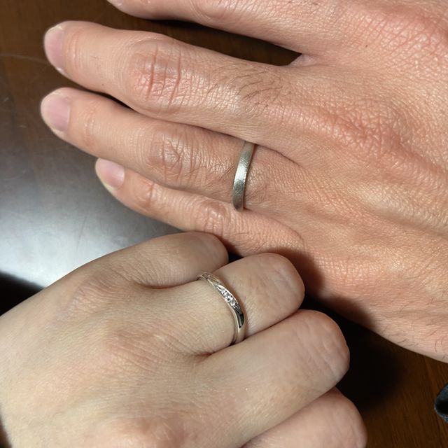 【銀座ダイヤモンドシライシの口コミ】 シンプルな指輪を探していました。緩やかなウェーブとシンプルだけどダイ…