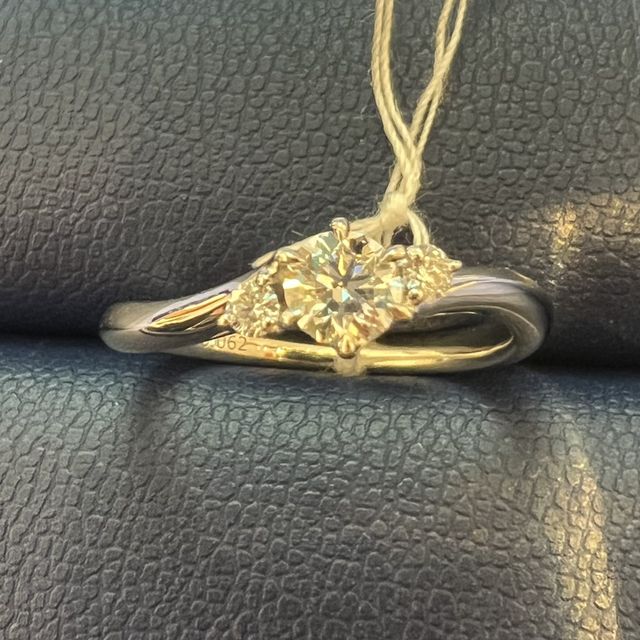 【銀座ダイヤモンドシライシの口コミ】 リングの台座のデザインが繊細で、職人さんのこだわりが感じられ、魅力を…