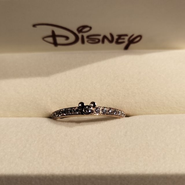 【ケイウノ ブライダル(K.UNO BRIDAL)の口コミ】 ハーフエタニティなのでとてもキラキラしていて、かつ真ん中がミッキーに…