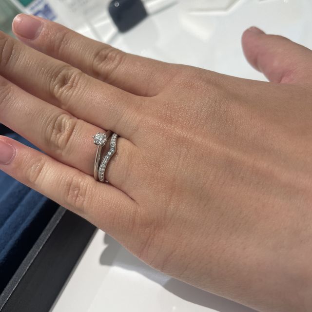 【4℃ BRIDAL(ヨンドシーブライダル)の口コミ】 見た目のゴージャスさ、V字のデザインをもとめており、それに合致するデザ…