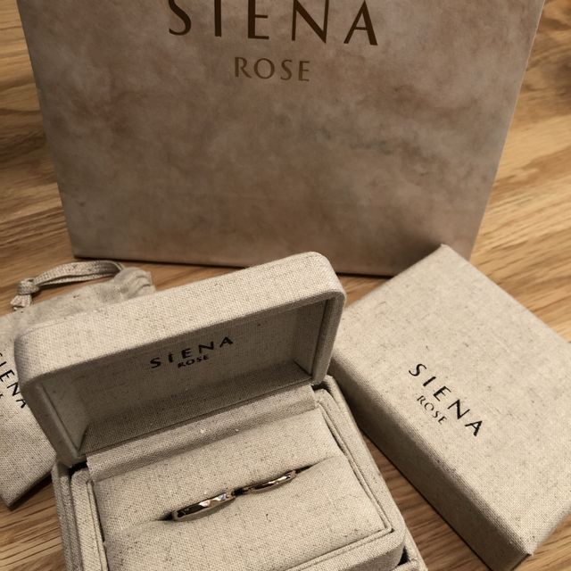 【SIENAROSE(シエナロゼ)の口コミ】 夫婦でゴールドの指輪を探していましたが、イエローゴールドは目立ちすぎ…