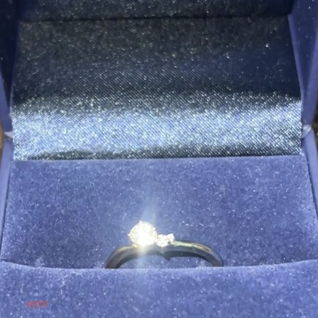 【SANJI(サンジ)の口コミ】 プラチナとピンクゴールドの品を求めていました。V字のリングの上にダイヤ…