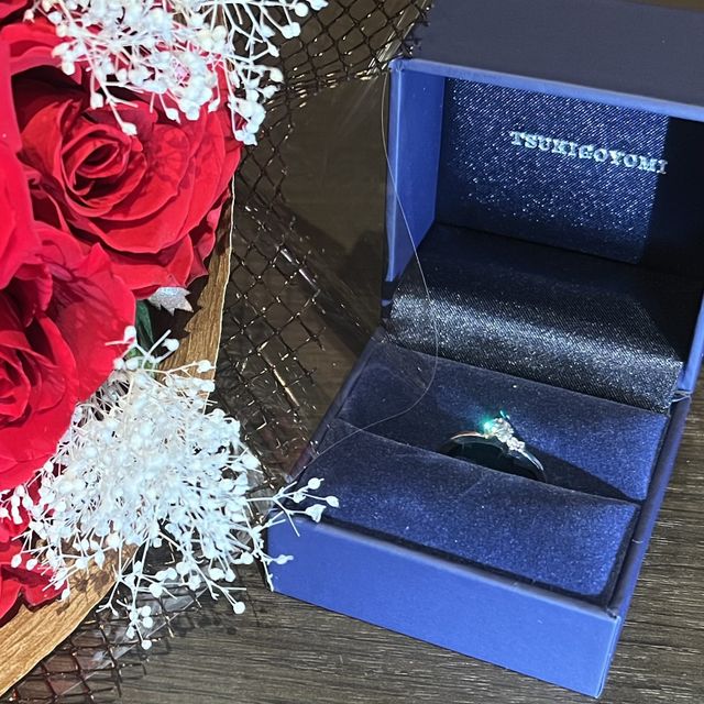 【SANJI(サンジ)の口コミ】 プラチナとピンクゴールドの品を求めていました。V字のリングの上にダイヤ…