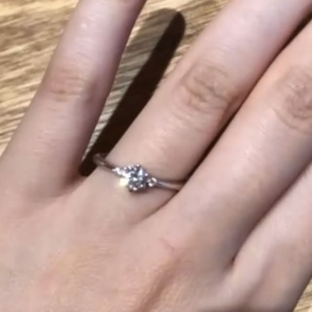 【ith(イズ)の口コミ】 両サイドに小粒の石がついていて1石タイプのソリティアよりもいかにも婚約…