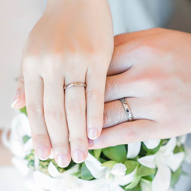 【ケイウノ ブライダル(K.UNO BRIDAL)の口コミ】 フルオーダーでデザインから材質まで決められたことです。夫が金属アレル…