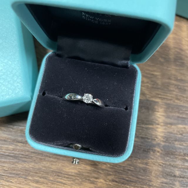 【ティファニー(Tiffany & Co.)の口コミ】 いくつか指輪を選ぶ上で候補がありましたが、婚約指輪は憧れのティファニ…