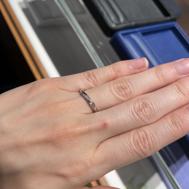 【エクセルコダイヤモンド(EXELCO DIAMOND)の口コミ】 中央にダイヤモンドが斜めに入っているデザインの指輪が欲しかったので、…