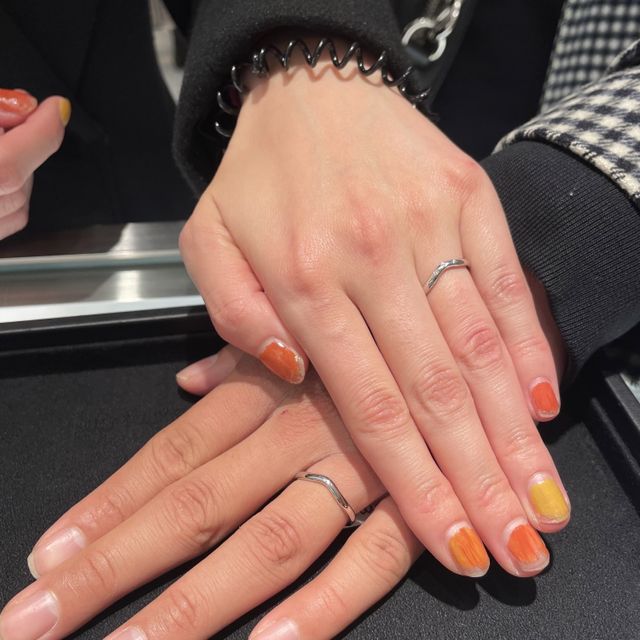 【ティファニー(Tiffany & Co.)の口コミ】 カーブがかかったシンプルなリングです。ダイヤの数は選べるので、自分好…