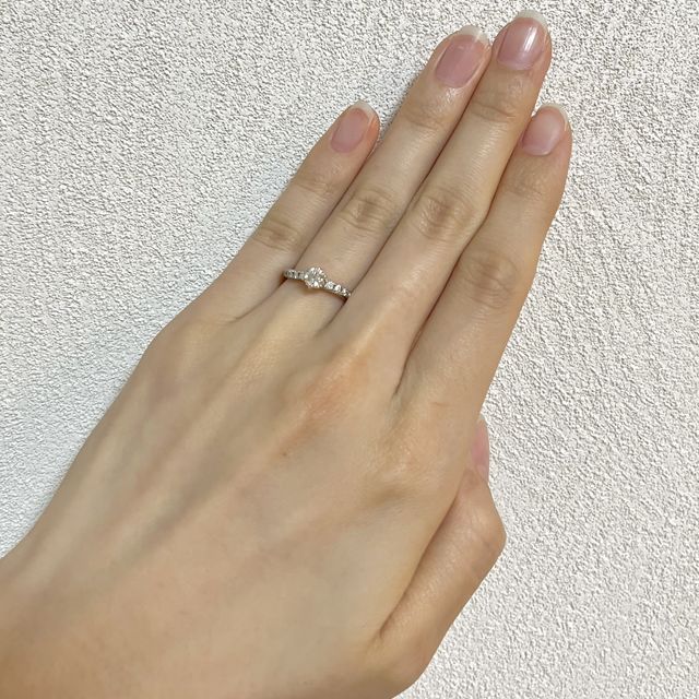 【銀座ダイヤモンドシライシの口コミ】 シンプルな一粒ダイヤのものがいいかなぁと思いお店に向かいました。実際…