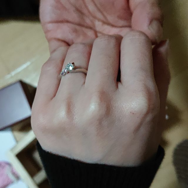 【杢目金屋(もくめがねや)の口コミ】 デザインの木目調や筒でみると桜の模様がでるのが
良いなと思いました。
…