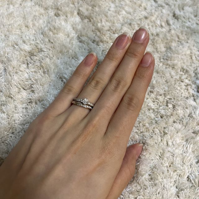 【銀座ダイヤモンドシライシの口コミ】 指馴染みがいいけど、キラキラしたものがよくてこちらの指輪を選びました…